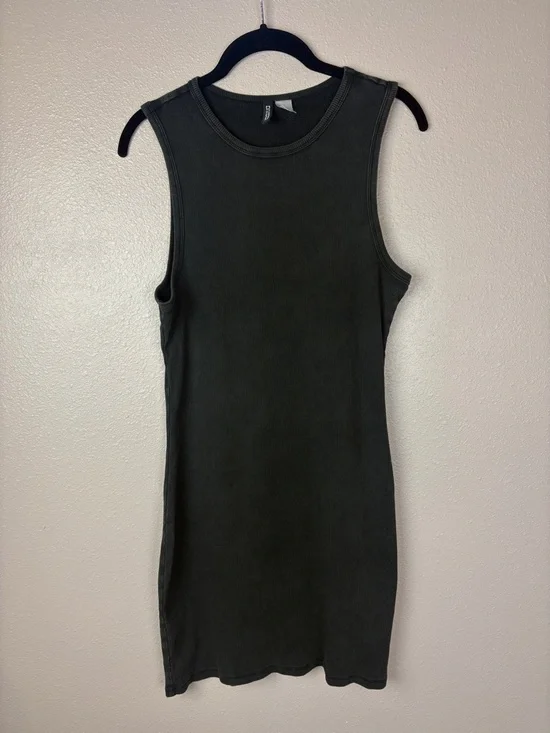 Ribbed sleeveless bodycon tank dress, feat. figure-hugging silhouette size Large - Picture 6 of 10
